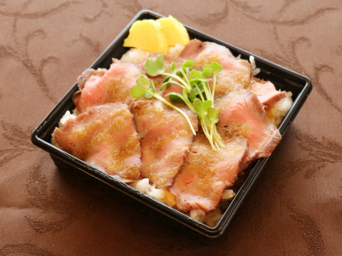 ローストビーフ丼（ランチ限定11：00～14：00）